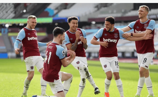 默特萨克、于大宝观战梅州U15vs浙江U15，并与小球员互动