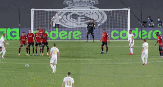 率领球队晋级亚洲杯正赛，新加坡临时主帅加文-李转正