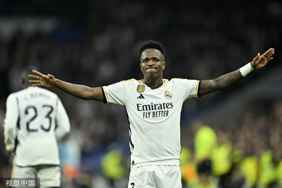 记者：谢维军在昨天的比赛中肋骨又裂了